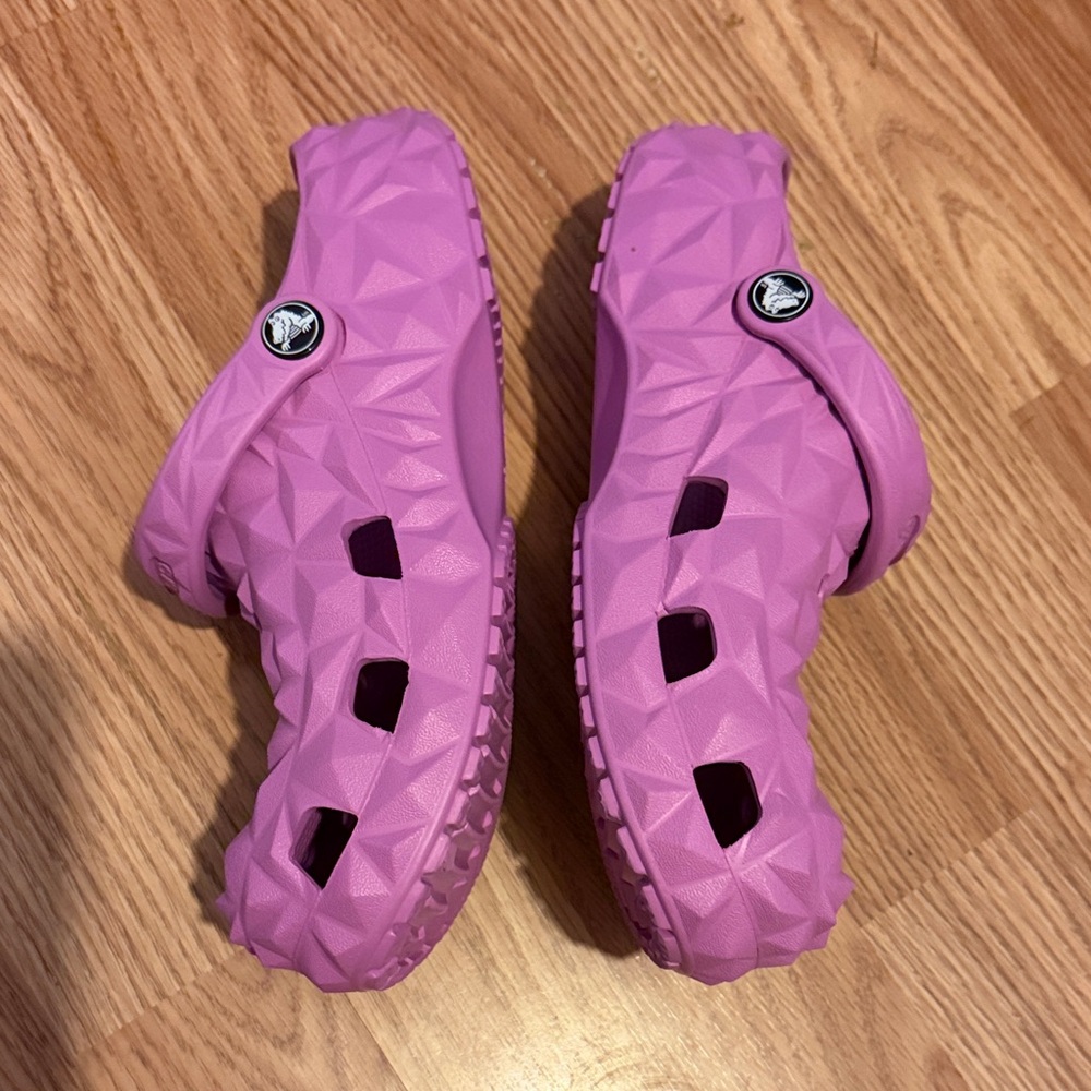 CROCS Women's Textured Pink Sandals - Picture 3 of 8